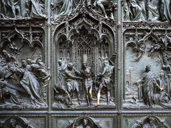 Миланский собор Дуомо горельефы