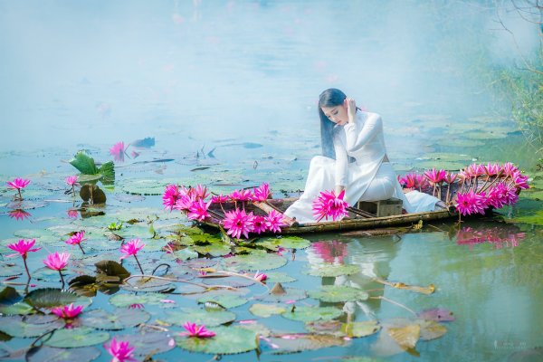 Девушка в лодке и Лотосы