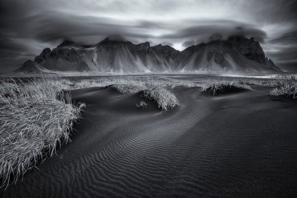 Река черно белая