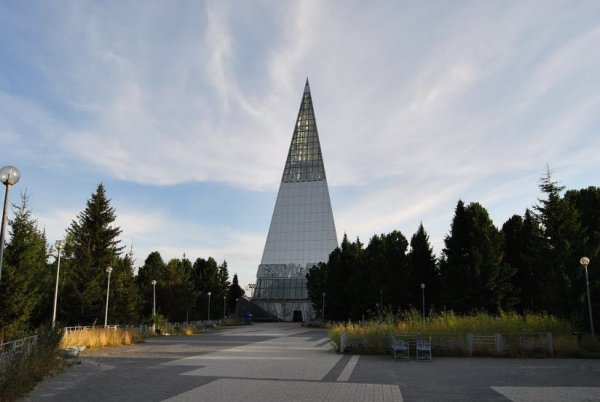 Монумент первооткрывателям Ханты-Мансийск