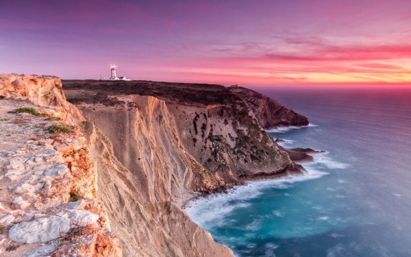 Обрыв скалы у моря