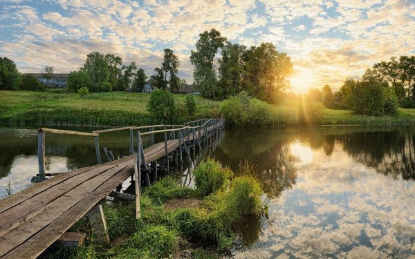 Прудик речка мостик.деревня