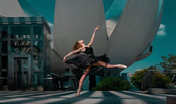 Танцующая девушка