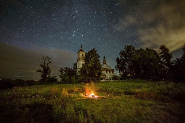 Церковь ночью в деревне