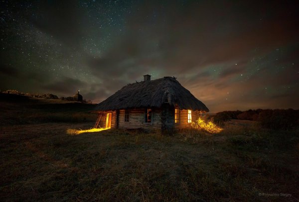 Деревенский дом ночью