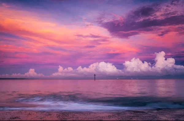 Розовый закат на море