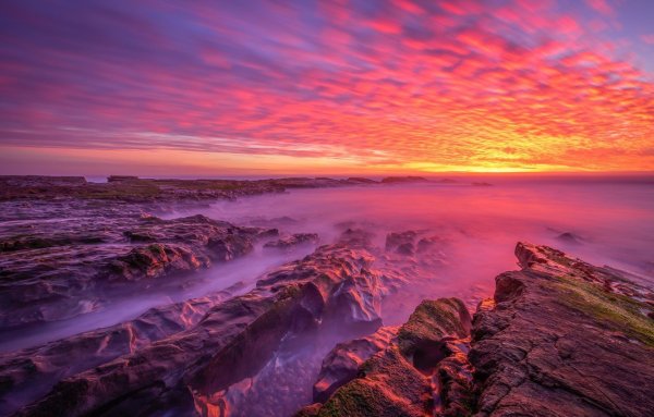 Розовый закат на море