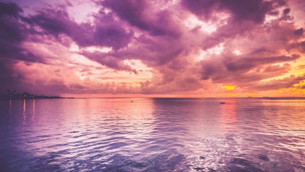 Розовый закат на море