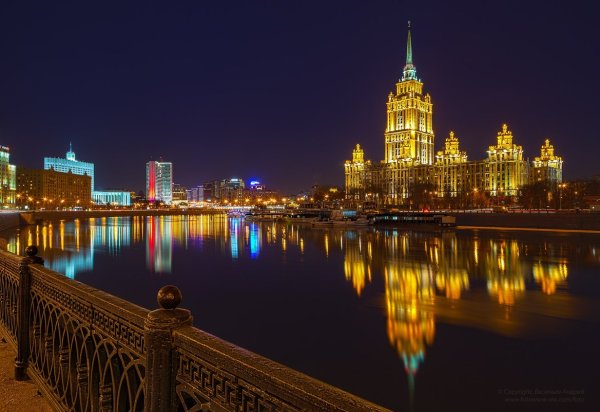 Краснопресненская набережная ночью