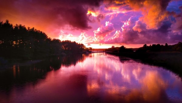 Малиновый закат на озере