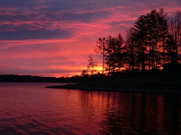 Красивый закат на озере