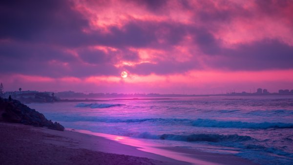 Розовый закат на море