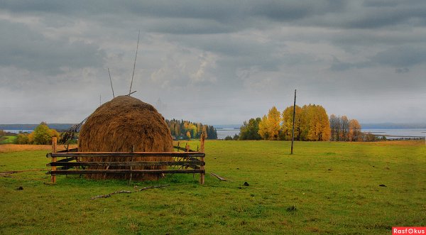 Скирда в деревне