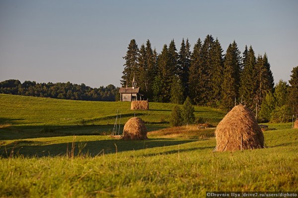 Скирда сена в сибирской деревне