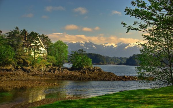 Аляска дом в горах у озера