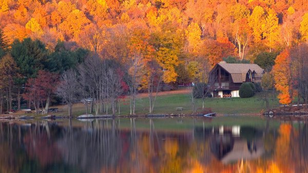 Домик на берегу озера осенью