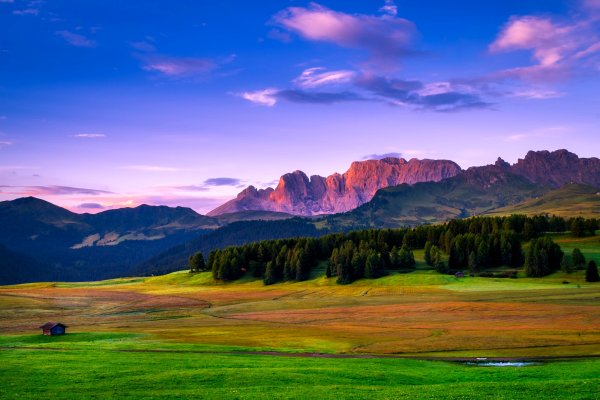 Пейзаж равнины Луга поля горы