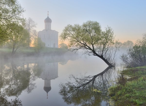 Храм Покрова на Нерли весной