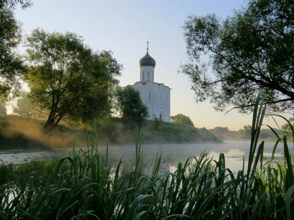 Церковь Покрова на Нерли с людьми