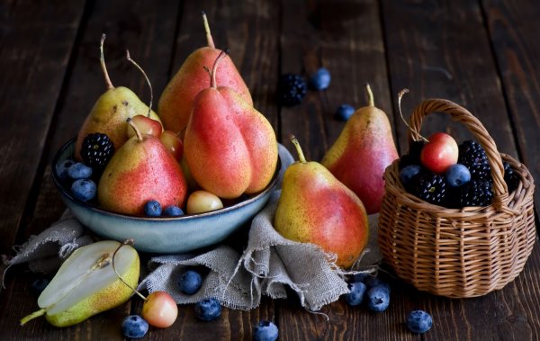 Натюрморт с фруктами и ягодами