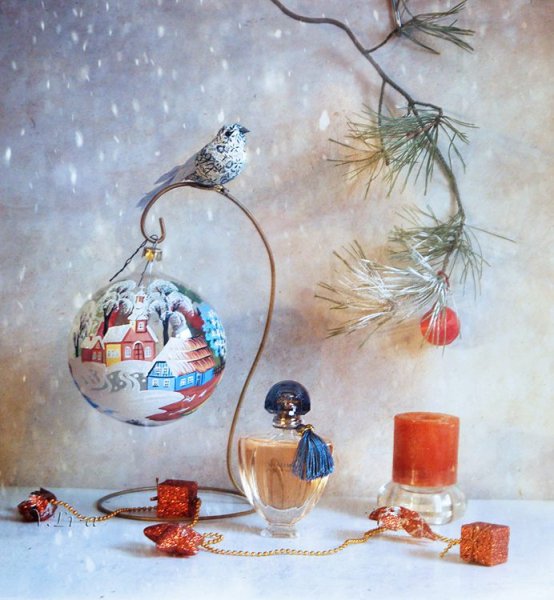 Композиция из новогодних шаров живопись