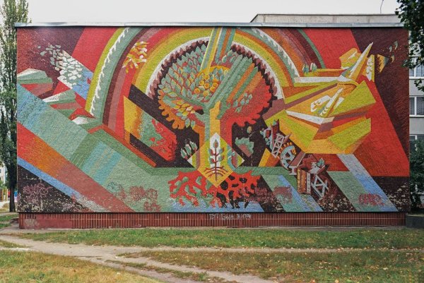 Мозаика на фасаде здания управления завода «Каустик» в Волгограде