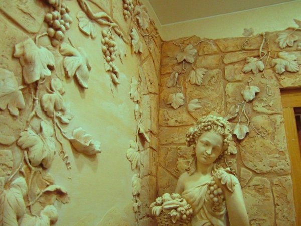 Барельеф на стене