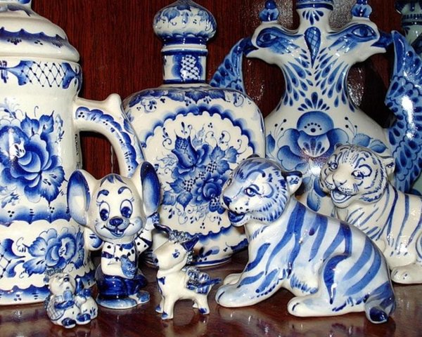 Народная керамика (Гжель, Скопин, Дымково, Каргополь).