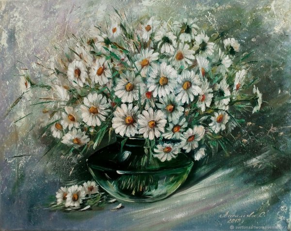 Буйко ромашки в стеклянной вазе