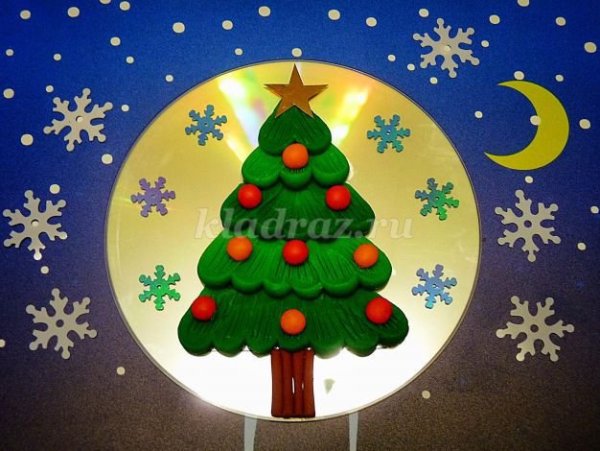 Елка из пластилина на картоне