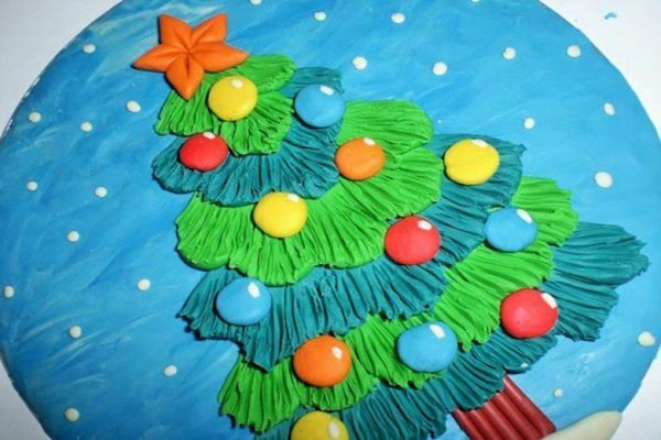 Новогодние поделки из пластилина