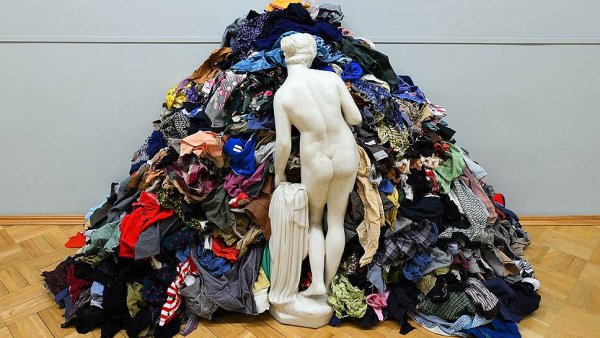 Девушка при экспонате на выставке