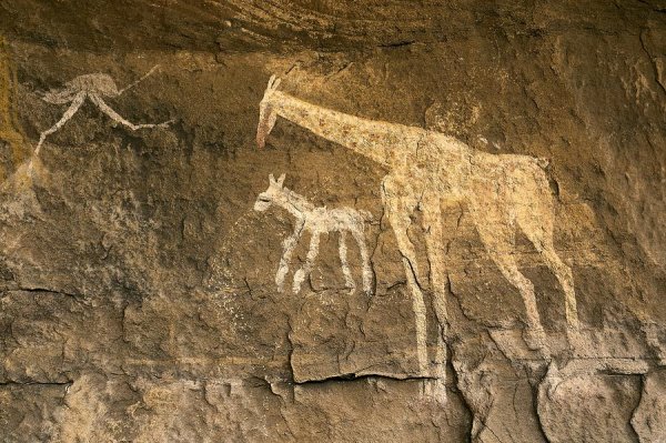 Древние наскальные рисунки первобытных людей