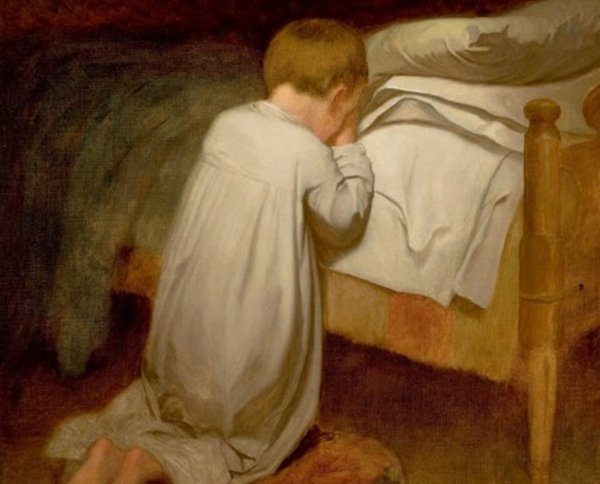 Девочка молится на коленях