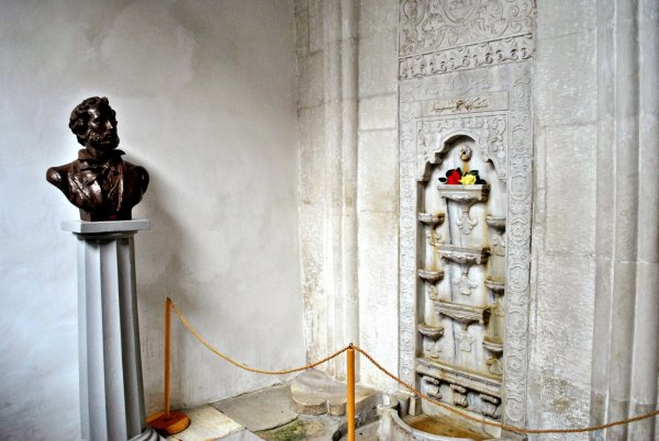 Бахчисарайский фонтан Пушкин стихотворение