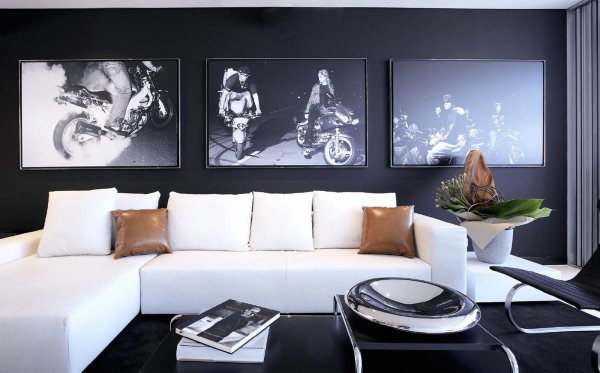 Картина на черной стене