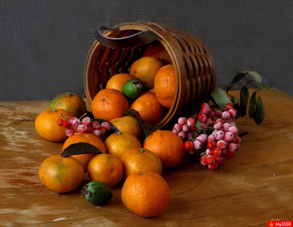Натюрморт с мандаринами живопись и корзинкой