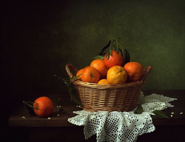 Натюрморт корзина с фруктами