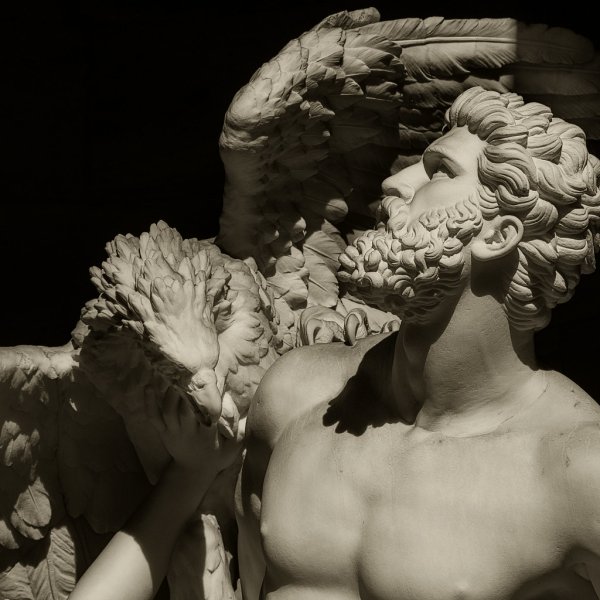 Прометей статуя