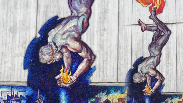 Прометей с огнем скульптура