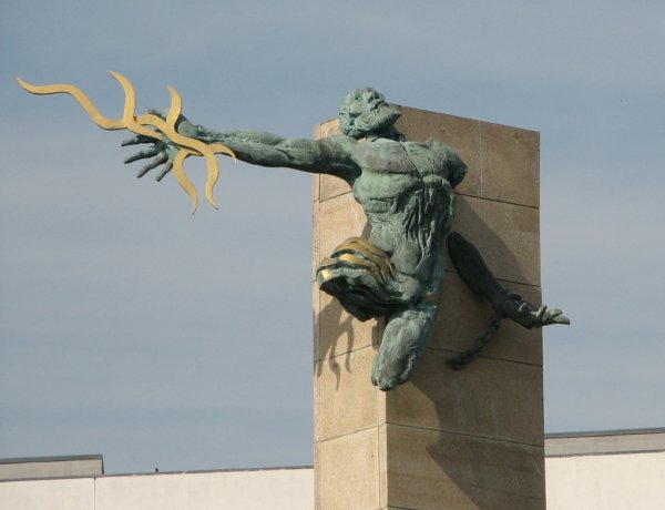 Титан Прометей статуя