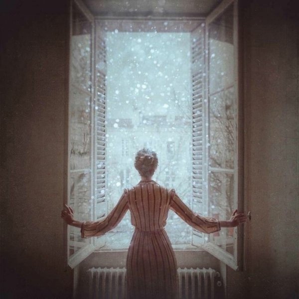 Женщина у окна зимой