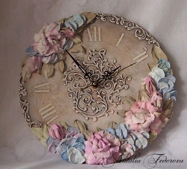 Часы из скульптурной живописи