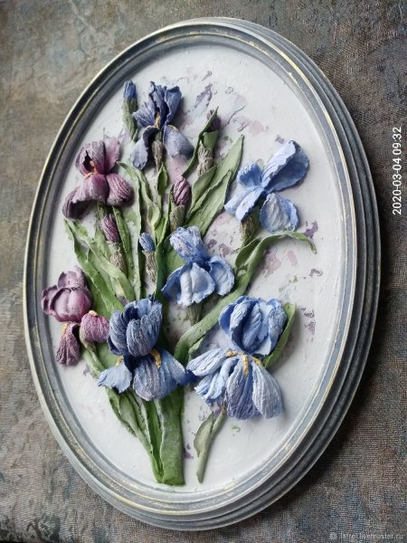 Ирисы декоративной штукатуркой панно