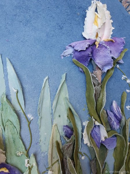 Ирисы на стене