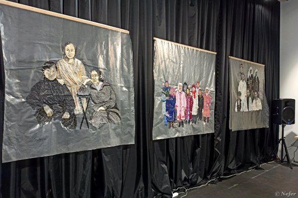 Выставка людей в целлофановом