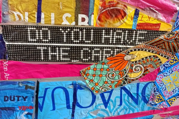 Выставка людей в целлофановом