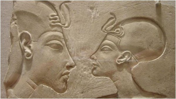 Барельеф Эхнатона и Нефертити
