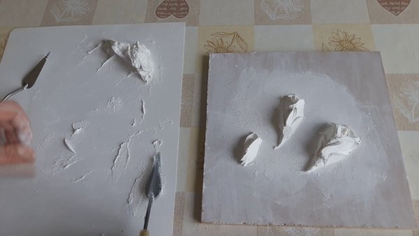 Нанесение мастихином шпаклевки