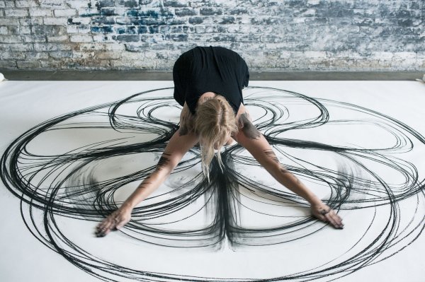 Перфоманс художника Хизер Хансен